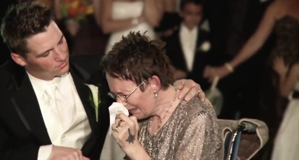 Su madre va en silla de ruedas, pero &eacute;l no quer&iacute;a quedarse sin bailar con ella en su boda. &iexcl;Hermoso!