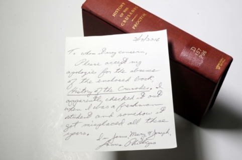 Hombre que pidi&oacute; prestado un libro de la biblioteca hace 49 a&ntilde;os lo devolvi&oacute; con esta nota