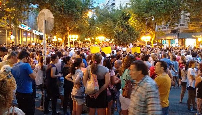 Ultimo Momento!! Gran cantidad de Vecinos se reunieron frente a la Casa de Maxi Olmedo !!