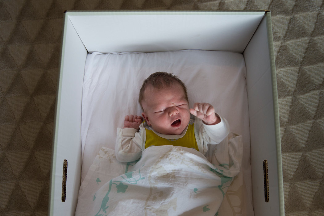 Por qu&eacute; los beb&eacute;s de Finlandia duermen en cajas de cart&oacute;n