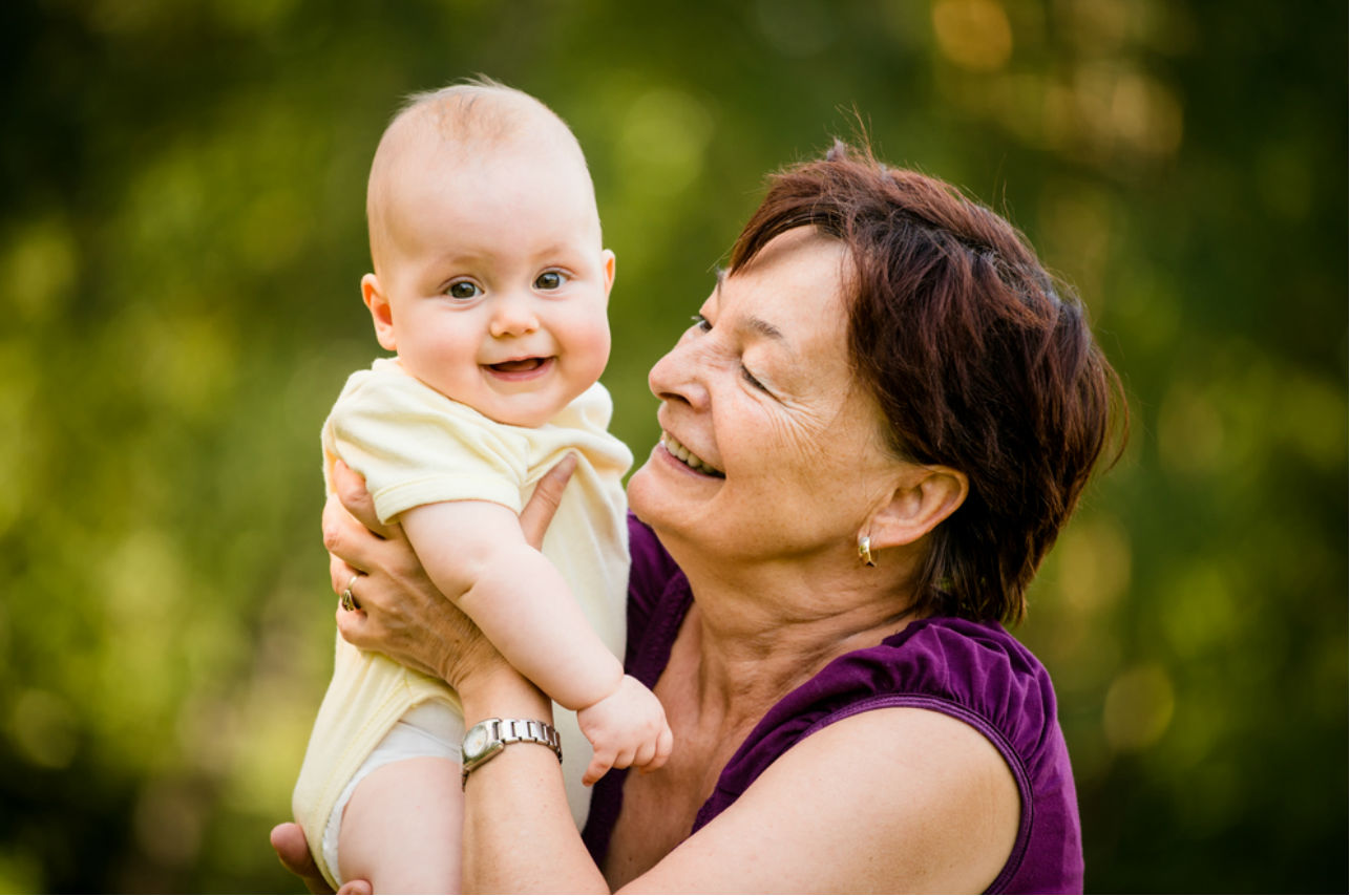 Existe un pa&iacute;s que le paga a las abuelas por cuidar a sus nietos