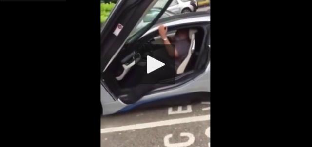Conductor brit&aacute;nico obeso lucha por salir de su costoso BMW