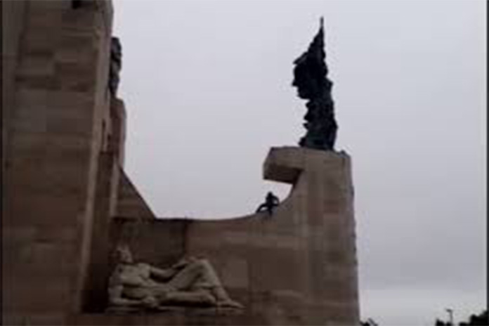 Un hombre subi&oacute; a la proa del Monumento a la Bandera para pedir que le den un trabajo