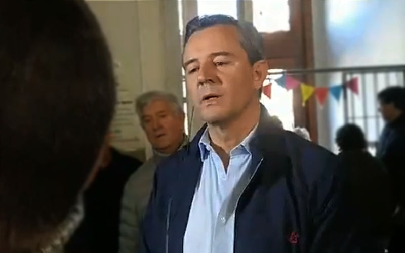 Entre R&iacute;os | Bahl fue a votar, le preguntaron por los 'Contratos Truchos', se puso furioso y huy&oacute;