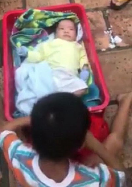 Su madre los abandon&oacute; y lo que hizo este ni&ntilde;o de 6 a&ntilde;os por su hermanito de 6 meses fue incre&iacute;ble