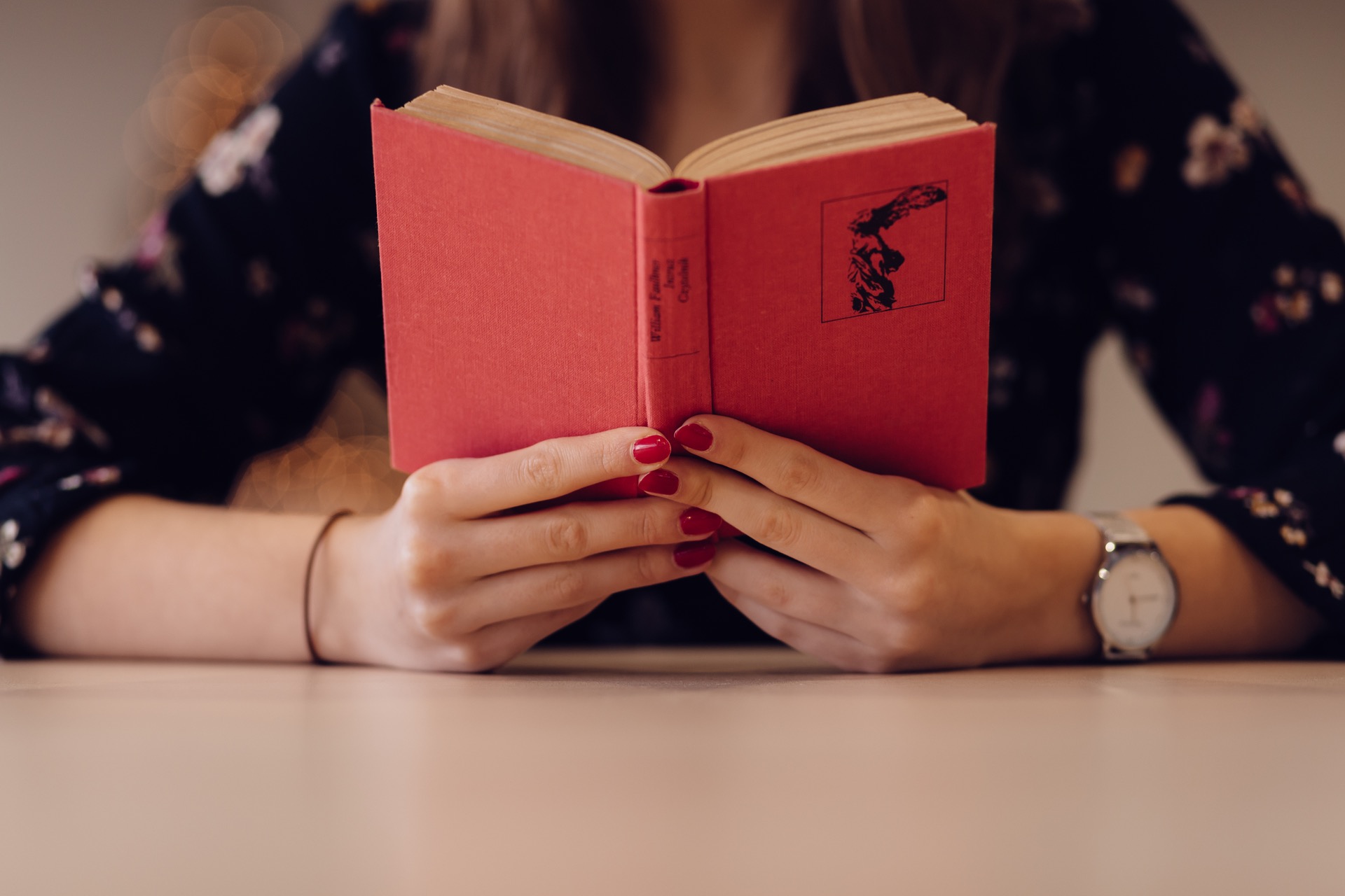5 razones por las que debes enamorarte de alguien que ame leer 