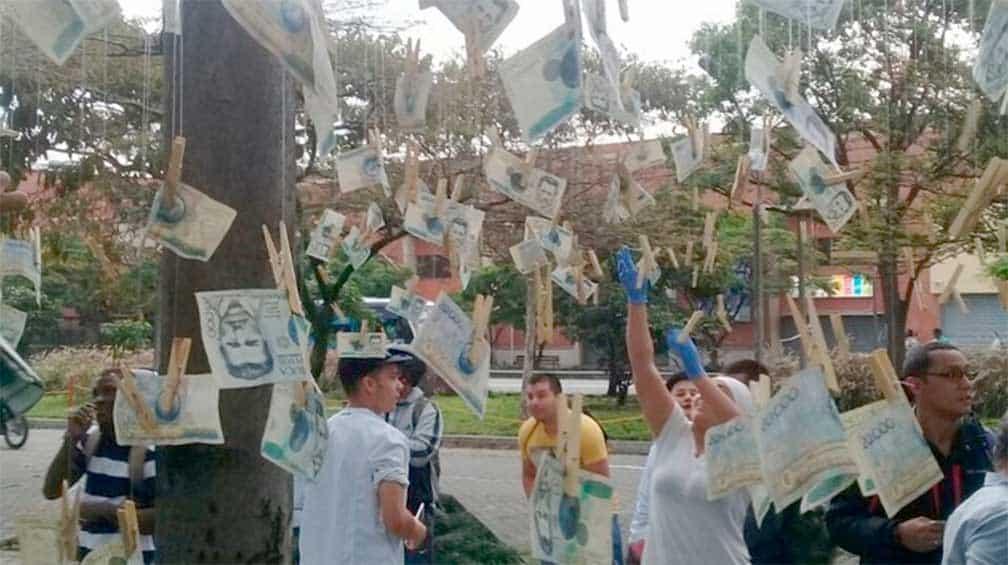 &Aacute;rboles de billetes aparecen en ciudades colombianas
