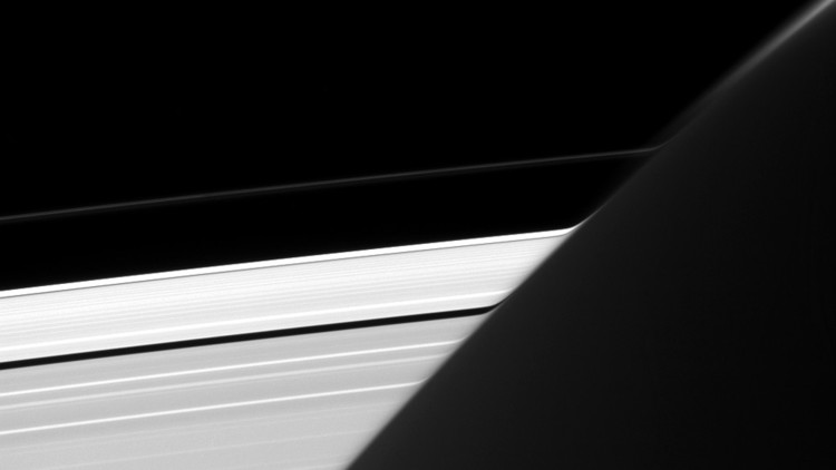 Detectan una extra&ntilde;a curvatura en los anillos de Saturno: