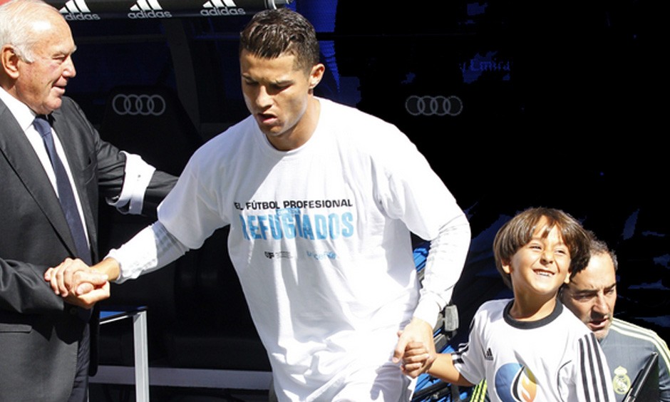 El futbolista que entr&oacute; a la cancha junto al ni&ntilde;o sirio que fue pateado 