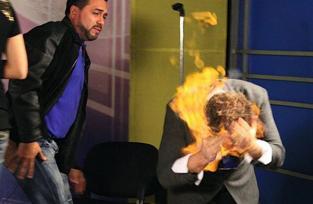 Video: conductor de TV prendi&oacute; fuego a un mago