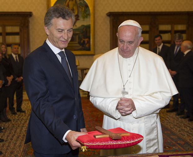Qu&eacute; significado tiene la cruz de Matar&aacute;, el regalo que Macri le hizo al Papa