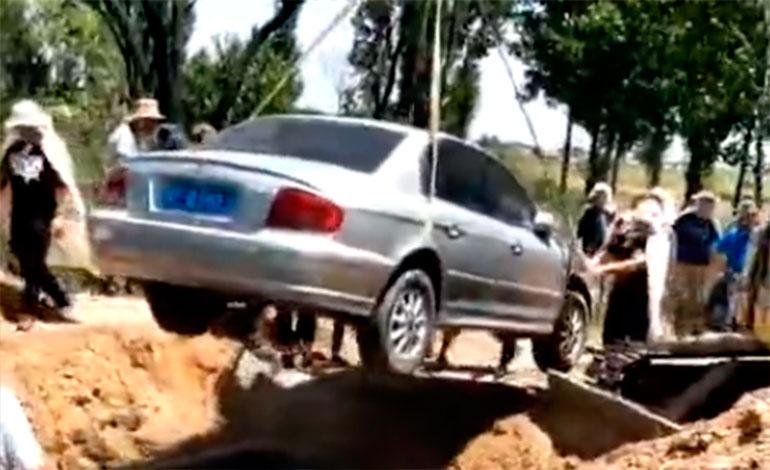 Entierran en China a hombre con un ata&uacute;d muy personal 