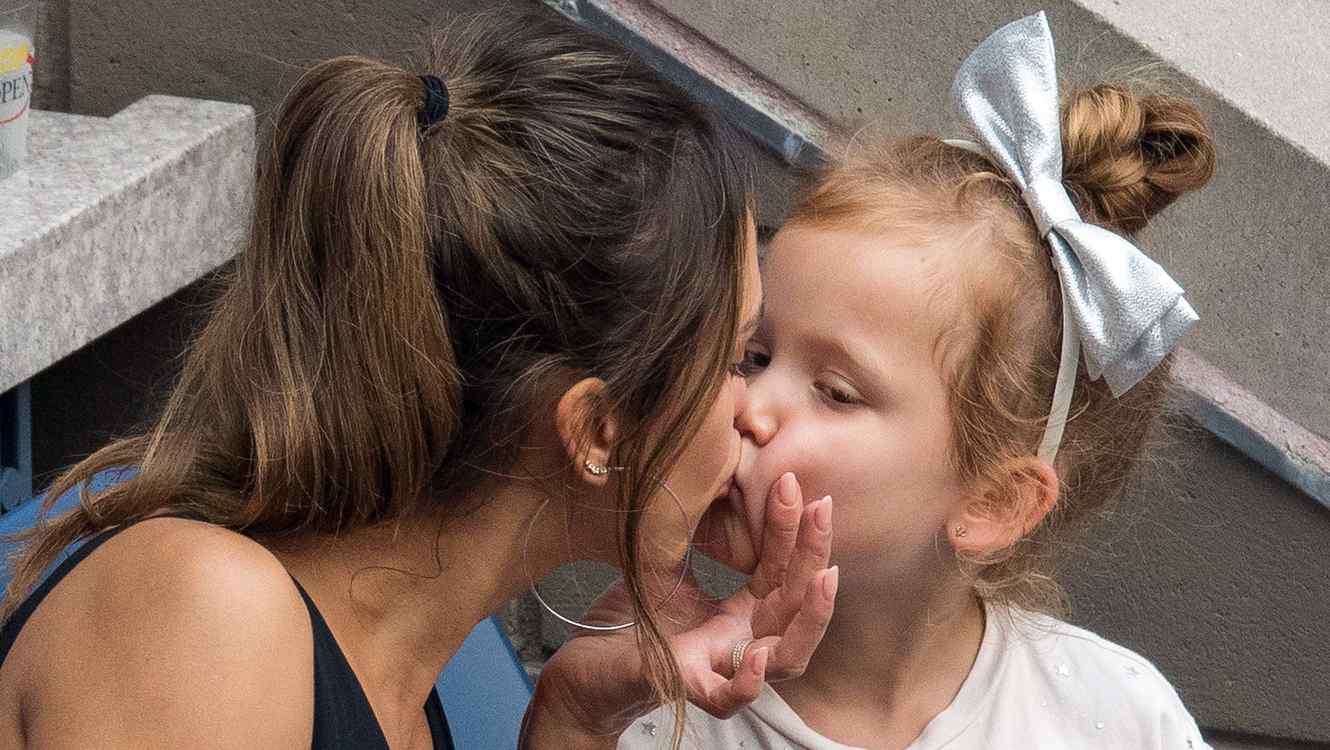  &iquest;Es correcto besar a los hijos en la boca? Los psic&oacute;logos responden