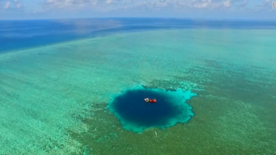 &iquest;D&oacute;nde est&aacute; el agujero azul m&aacute;s profundo del mundo?