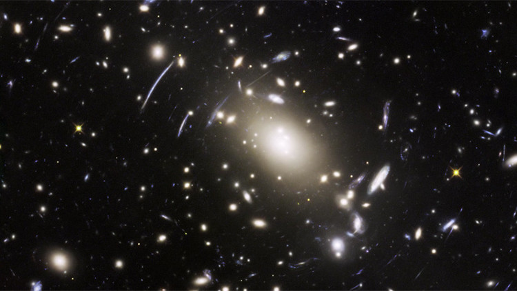 Hubble captura fotos que explican el comportamiento de galaxias lejanas: