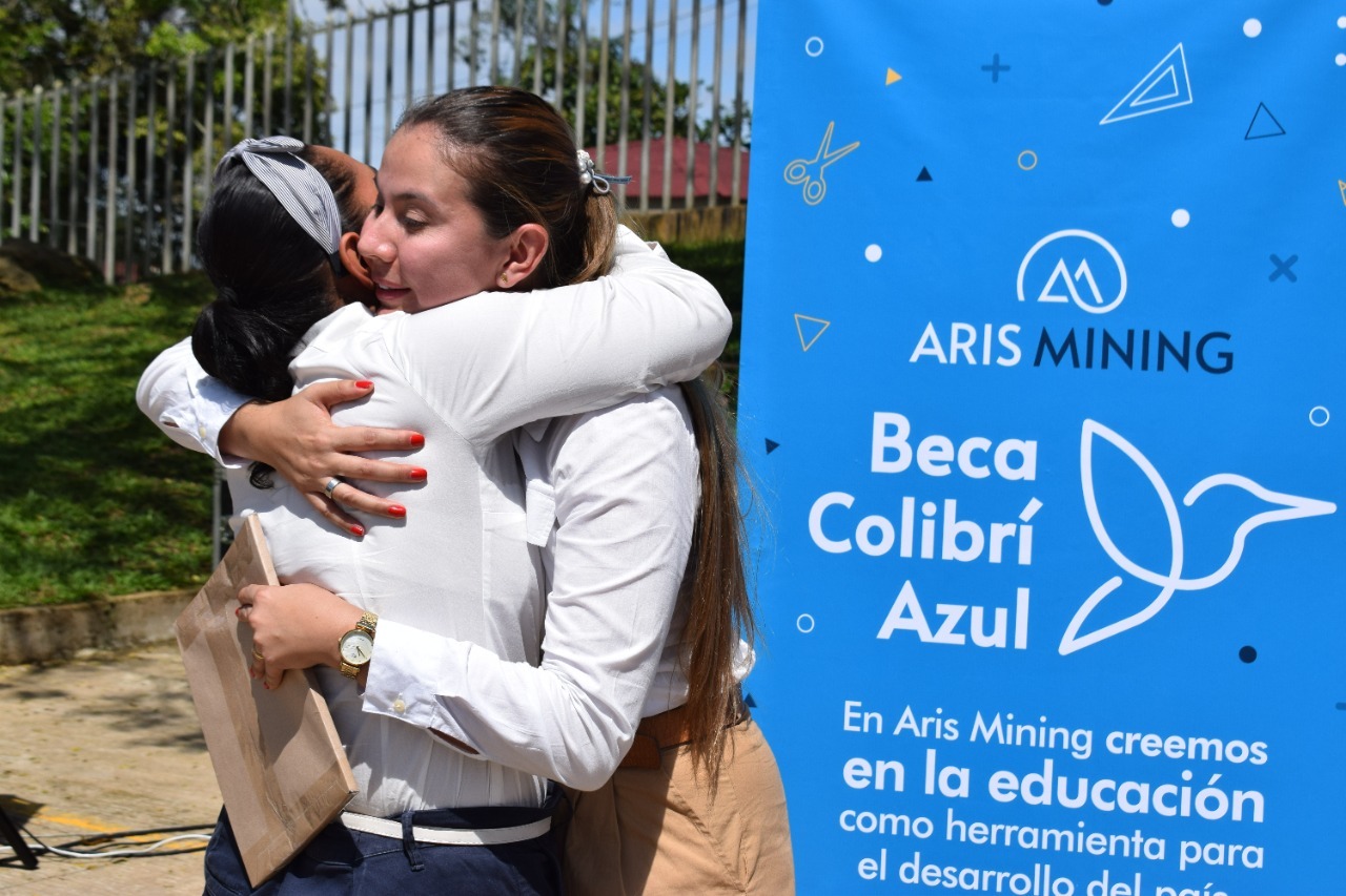 ARIS MINING ENTREGA LA BECA COLIBR&Iacute; AZUL A 800 ESTUDIANTES EN SEGOVIA ANTIOQUIA