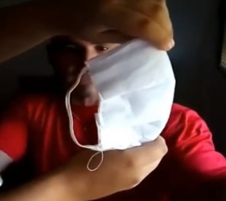 Bombero muestra mascarilla recomendada para protegerse del coronavirus