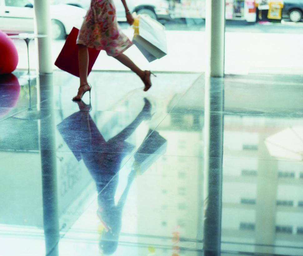 Inventan p&iacute;ldora para curar adicci&oacute;n de mujeres a las compras