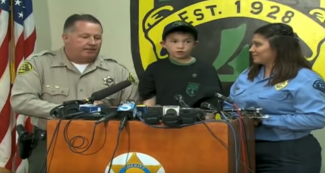 Ni&ntilde;o se esconde aterrorizado por los ladrones, dice 1 palabra que los hace correr