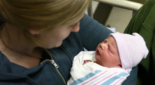 Adoptan a una beb&eacute;. Pero cuando el pap&aacute; conoce a la madre biol&oacute;gica, su mundo cambi&oacute; por completo