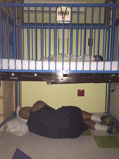 &iexcl;Adorable! La conmovedora foto de un padre que duerme bajo la cuna de su hijo enfermo