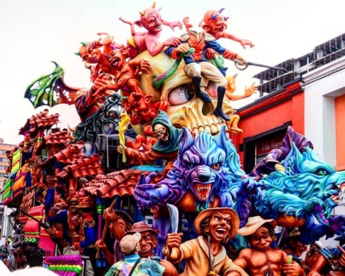 El Grito de la Tradici&oacute;n: La Explosi&oacute;n de Color y M&uacute;sica del Carnaval de Negros y Blancos