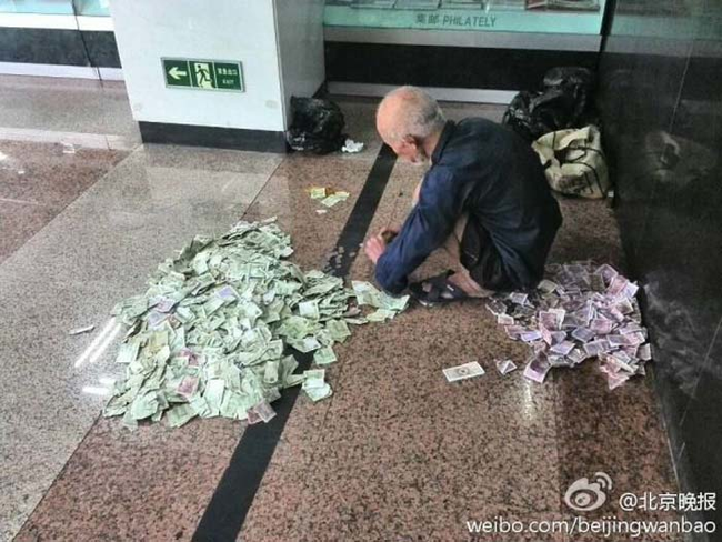 S&iacute;, Es Un Vagabundo Contando Su Dinero. Y No Tienes Idea De Cu&aacute;nto Gana Mensualmente.