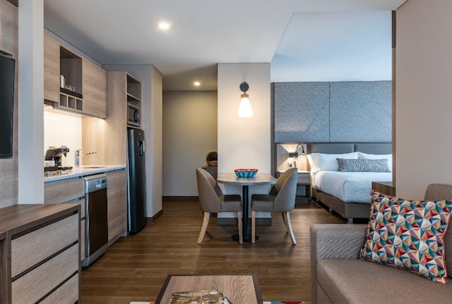 Suites modernas y flexibles para alojarte por semanas o meses 