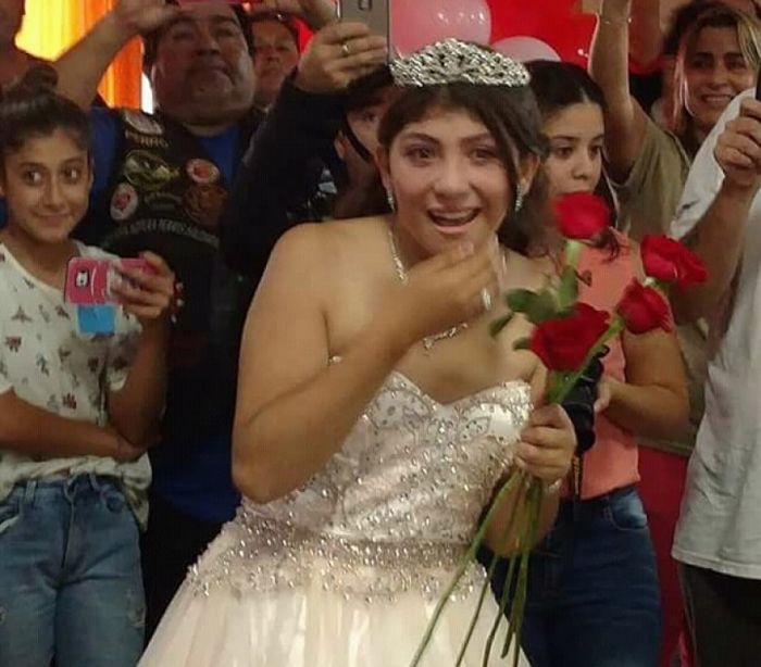 Antes de que pierda la vista, sus vecinos le adelantaron su fiesta de 15 a&ntilde;os