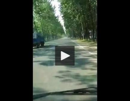 Taxista chino conduce sin volante a toda velocidad con una llave inglesa