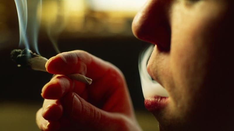 C&oacute;mo evitar que su hijo adolescente consuma drogas