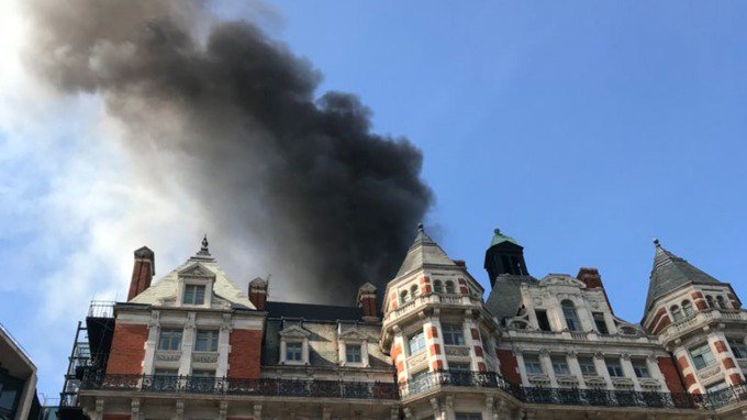 &iquest;C&oacute;mo escap&oacute; Robbie Williams del lujoso hotel que se incendi&oacute; en Londres?