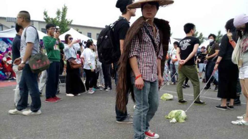Nueva tendencia: sacan a "pasear" verduras para conocer gente