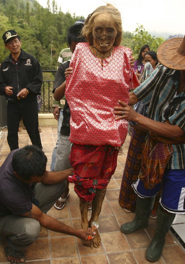 Cad&aacute;veres salen de paseo en Indonesia.