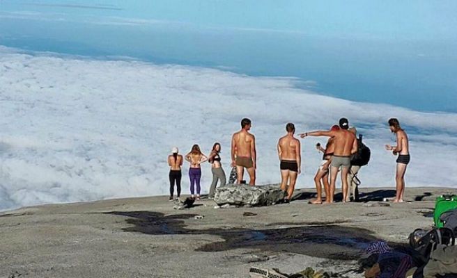 Turistas culpados de terremoto al desnudarse