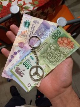 Encontr&oacute; un celular y unas llaves, los devolvi&oacute;, y as&iacute; fue recompensado