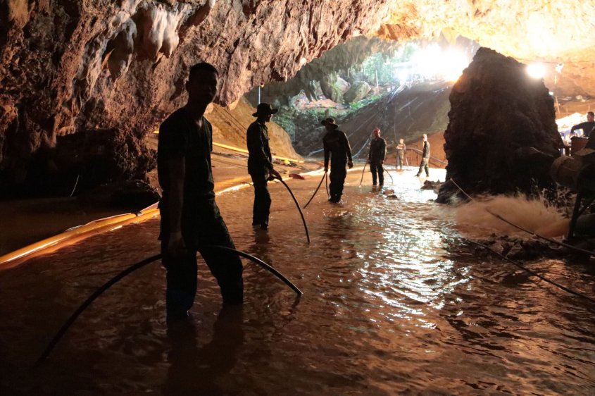 &iexcl;Rescatados! 12 ni&ntilde;os y su entrenador salieron de la cueva donde quedaron atrapados hace 17 d&iacute;as