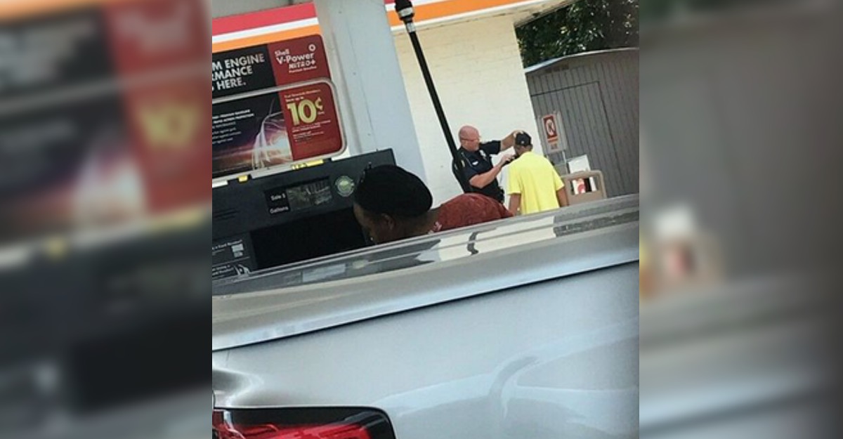 Polic&iacute;a afeita a un vagabundo para que consiga trabajo