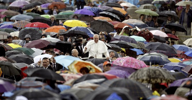 El Papa acab&oacute; empapado