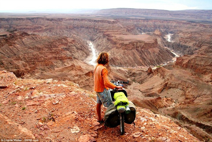 Recorre m&aacute;s de 69.000 km montando bicicleta y visita 61 pa&iacute;ses en 4 a&ntilde;os