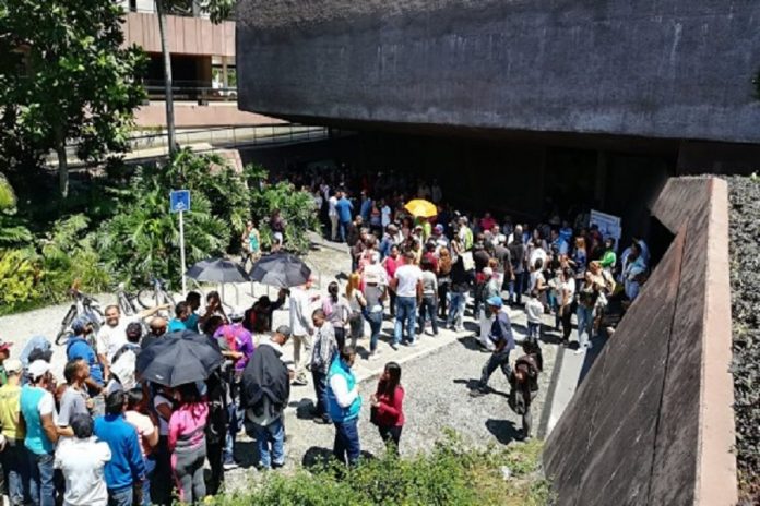 &Eacute;xodo masivo: ayudas y suspensiones que afectan a venezolanos migrantes en Lationam&eacute;rica