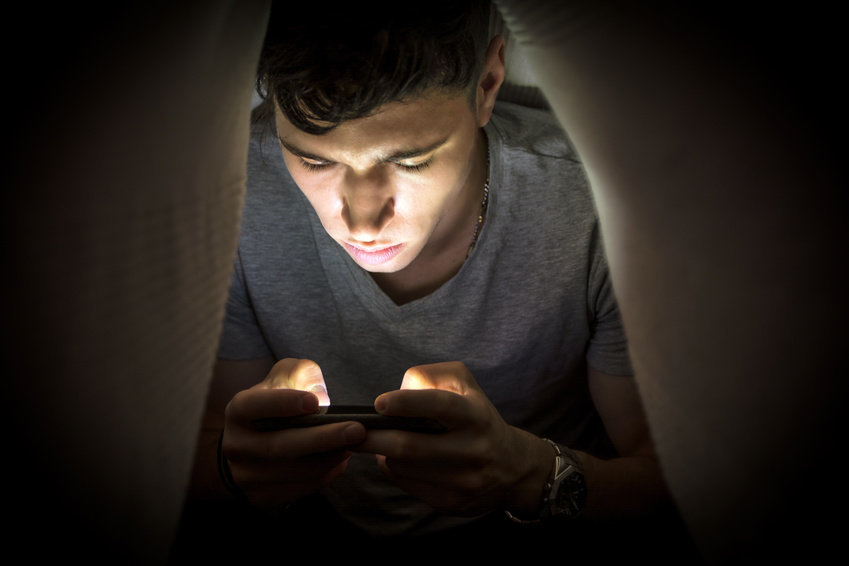 &iquest;Adicto al celular? &iexcl;Ent&eacute;rate por qu&eacute; es el peor enemigo de nuestra vista!