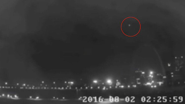 Captan una luz misteriosa en el cielo nocturno de la ciudad estadounidense de San Luis: