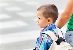 C&oacute;mo ense&ntilde;ar a los ni&ntilde;os a no confiar en desconocidos