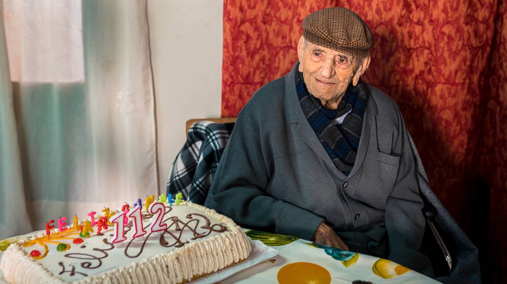 "Todav&iacute;a estoy aqu&iacute;" dice orgulloso el hombre m&aacute;s longevo del mundo