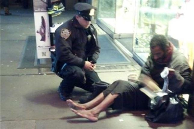 Un polic&iacute;a de Nueva York le compr&oacute; botas a un indigente
