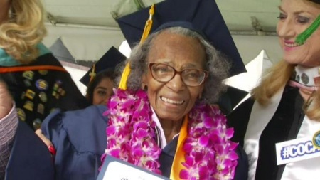 Una abuela de 99 a&ntilde;os se gradu&oacute; de la universidad junto a sus nietos