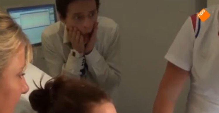 Este joven ve c&oacute;mo su novia da a luz y &iexcl;mira c&oacute;mo reacciona!