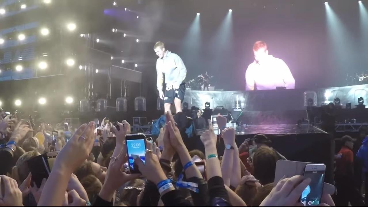 Lanzan objeto a Justin Bieber en pleno concierto