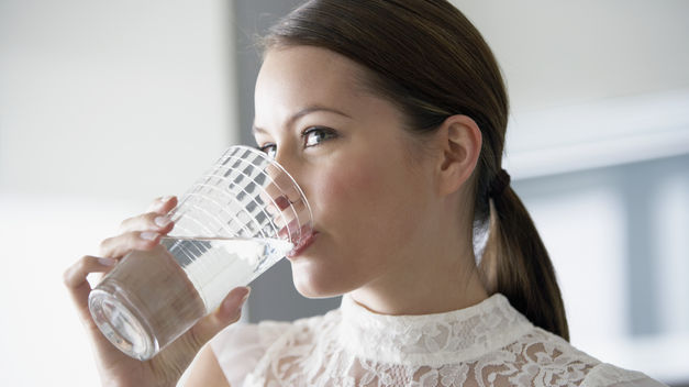 Beber ocho vasos de agua diarios m&aacute;s que un consejo de salud, es un gran mito